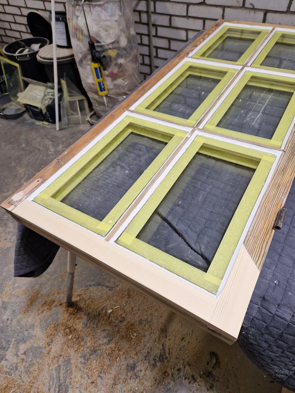 Fönsterbåge under renovering i verkstaden